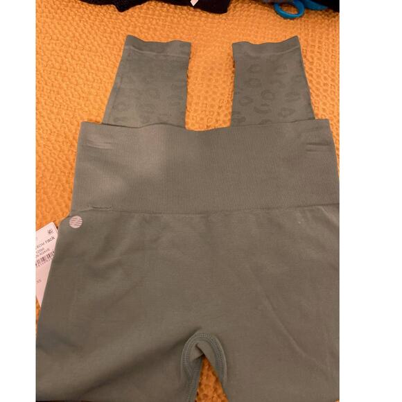 Z By Zella High Waist Seamless 7/8 Leggings XS/Extra Small Green Leopard NWT - Picture 2 of 7